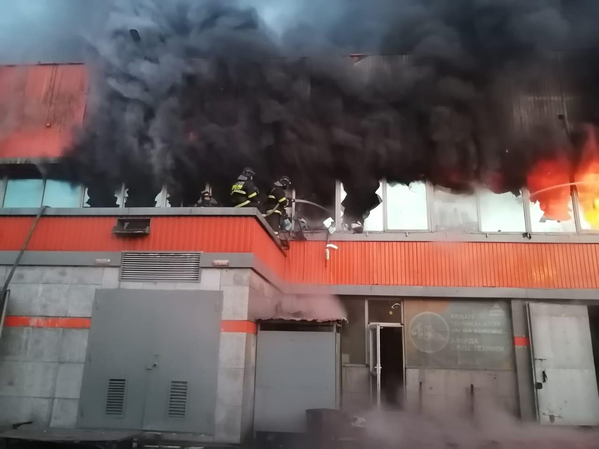 Пожарные Семея ликвидируют возгорание в торговом доме - Sputnik Казахстан, 1920, 06.02.2024