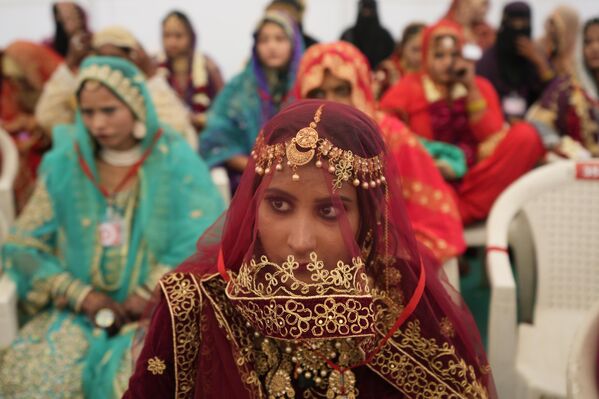 130 мусульманских невест оделись в красивые сари и, прикрыв лицо вуалями, застенчиво ожидали начала церемонии.  - Sputnik Казахстан