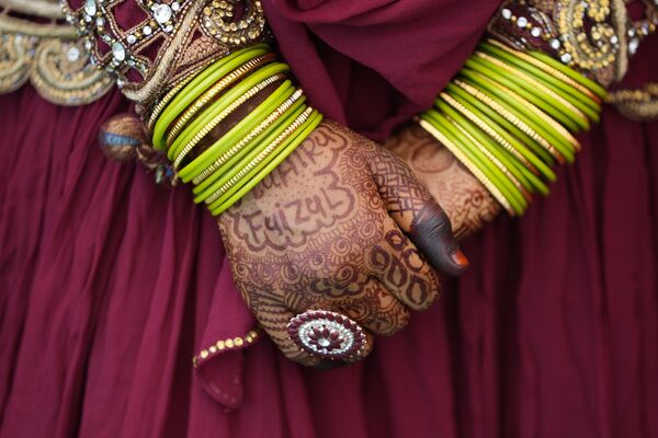 В этот день связали себя узами брака 130 индийских пар! На фото: мусульманская невеста во время массовой свадьбы в Индии. - Sputnik Казахстан
