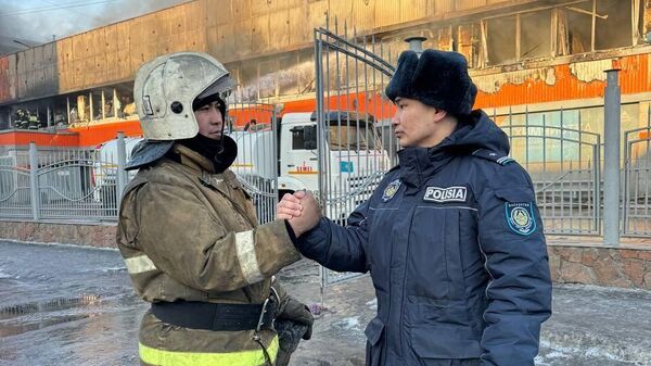 Пожар в торговом доме Семея - Sputnik Казахстан