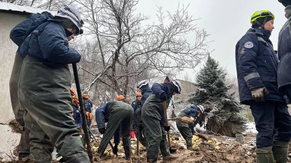 Спасатели разбирают оползень в Алматы - Sputnik Казахстан