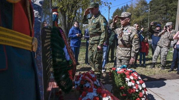 Чествование солдат 314-й стрелковой дивизии у установленного монумента - Sputnik Казахстан
