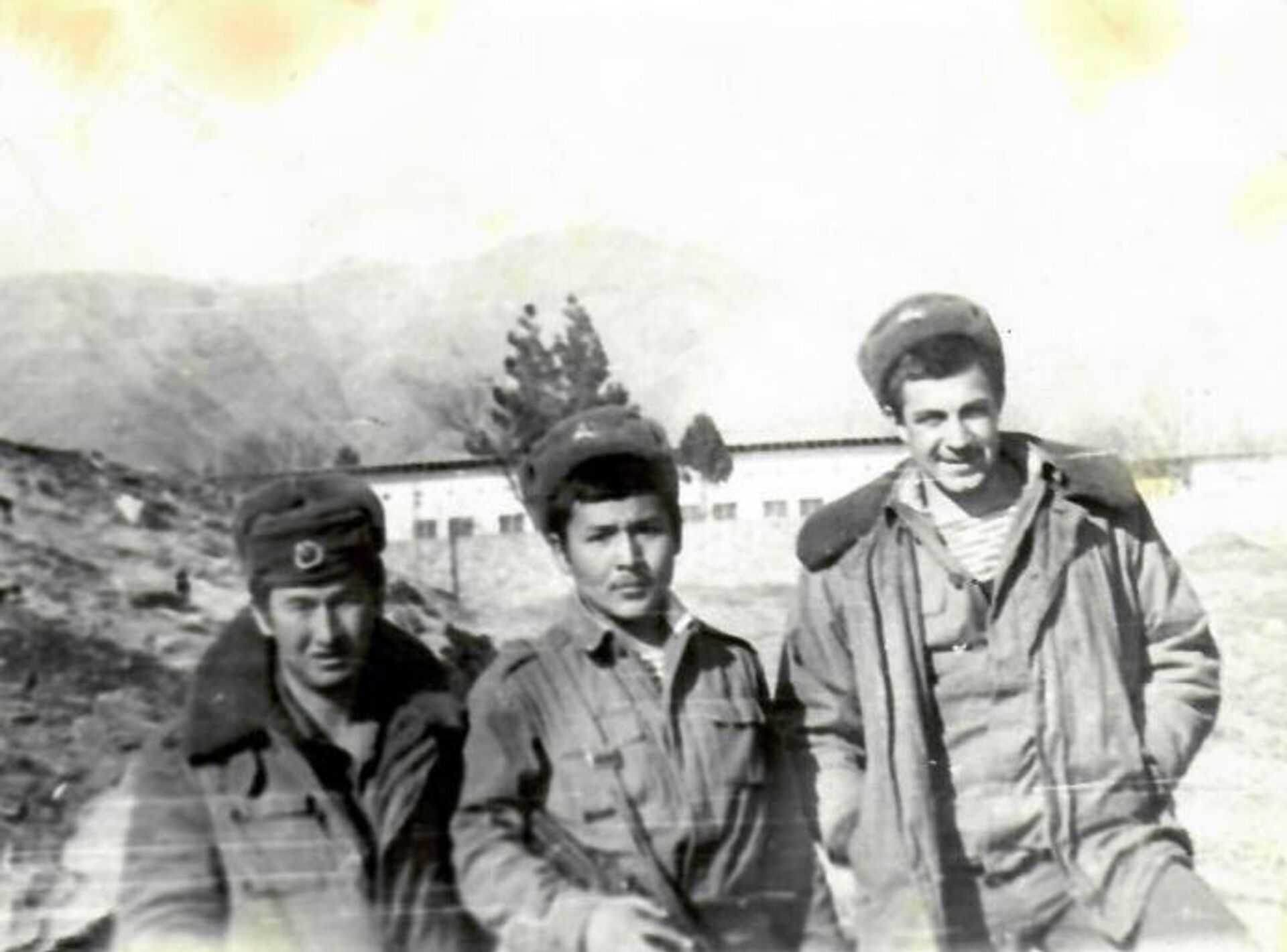 Афганистан, 1981 год_Жексенбай Абдулов в центре со своими сослуживцами - Sputnik Казахстан, 1920, 14.02.2024