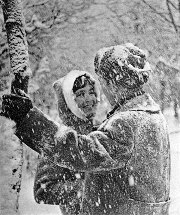 Влюбленные во время сильного снегопада в зимнем лесу. - Sputnik Казахстан