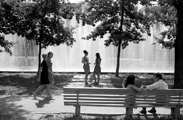Алма-Ата. Молодые люди нежно держатся за руки на скамейке у фонтанов. - Sputnik Казахстан