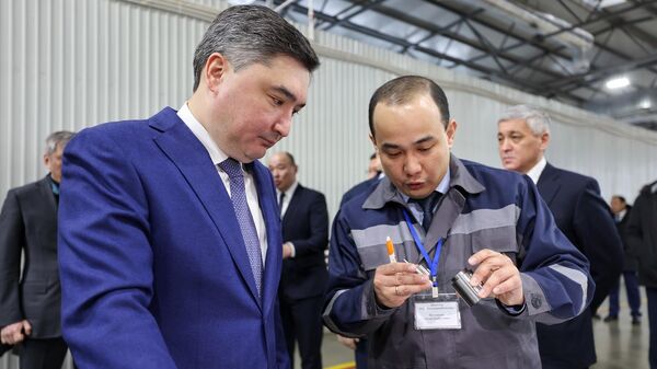Премьер-министр Казахстана Олжас Бектенов на патронном заводе - Sputnik Казахстан