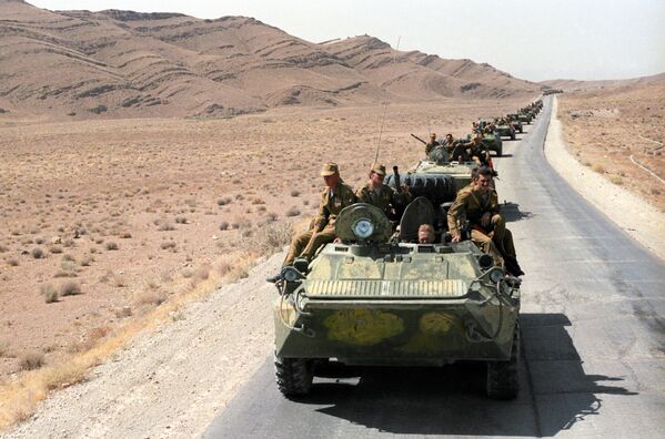 Война в Афганистане длилась 9 лет 1 месяц и 18 дней.На фото: колонна военной техники покидает город Кандагар. - Sputnik Казахстан