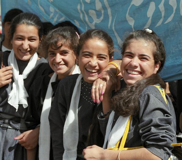 На фото: афганские девушки провожают домой советских воинов-интернационалистов. - Sputnik Казахстан