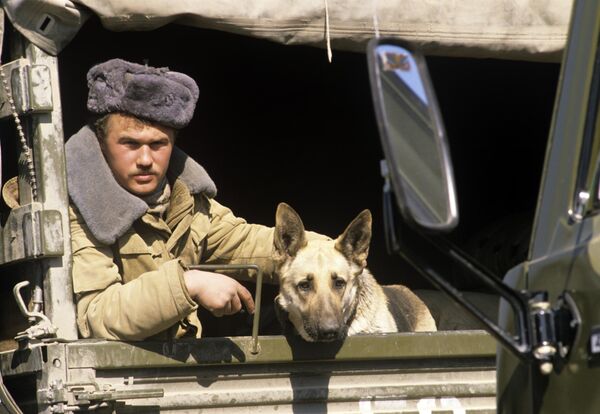 В Афганистане военнослужащие из СССР находились с декабря 1979-го. На фото: боевые друзья. - Sputnik Казахстан