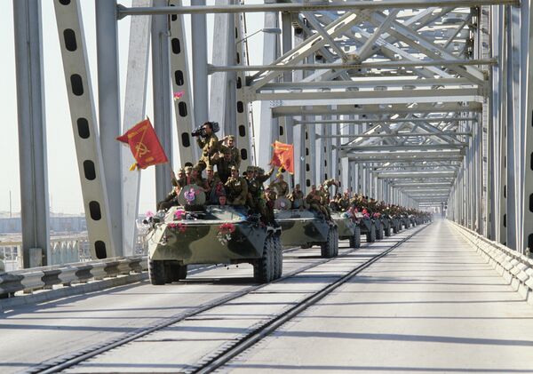 15 февраля 1989 года командующий 40-й армией Борис Громов последним из советских военных пересек Амударью по Мосту Дружбы, соединяющему Хайратон с Термезом.На фото: колонна бронетехники пересекает афгано-советскую границу по мосту Дружбы через реку Аму-Дарью. - Sputnik Казахстан