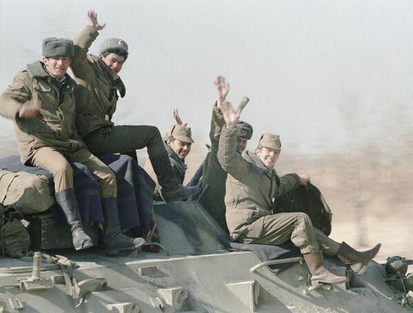 На фото: вывод ограниченного контингента советских войск из Афганистана. Возвращение домой. - Sputnik Казахстан