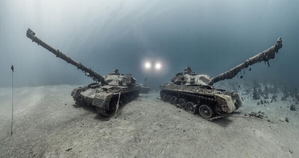Фотография танков Chieftain американского фотографа Мартина Броена сделана в Иордании, в подводном военном музее.  - Sputnik Казахстан