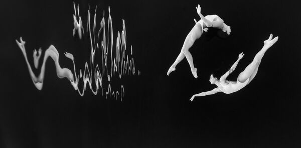 Снимок &quot;Подводные танцовщицы&quot; австралийского фотографа Жасмин Скай Смит, победившей в категории &quot;Черно-белое&quot; конкурса &quot;Подводный фотограф года-2024&quot;. - Sputnik Казахстан