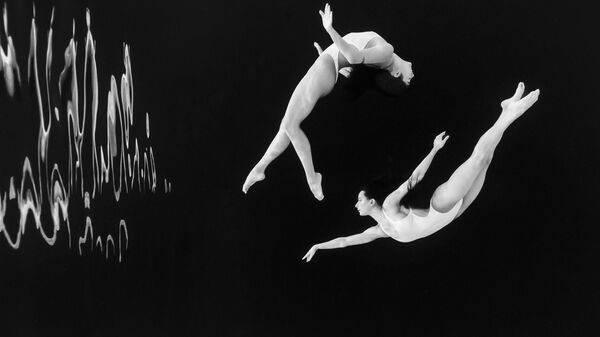 Снимок Water Dancers австралийского фотографа Jasmine Skye Smith, победивший в категории Black & White конкурсе The Underwater Photographer of the Year 2024 - Sputnik Казахстан