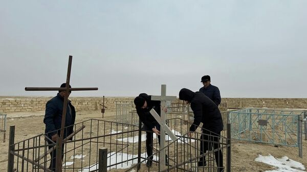 Восстанавливают оскверненное вандалами православное кладбище - Sputnik Казахстан