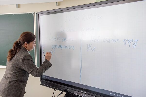 Учитель информатики Индира Уразымбетова показывает как работать на интерактивной доске - Sputnik Казахстан