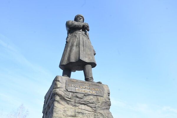 В Астане сотрудники российского посольства возложили цветы к памятнику Героя Советского Союза Панфилова - Sputnik Казахстан