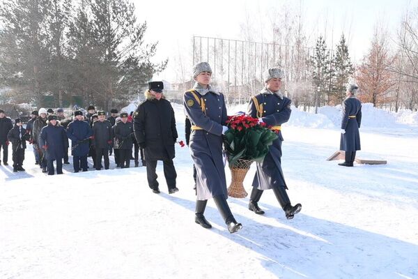 В Астане сотрудники российского посольства возложили цветы к памятнику Героя Советского Союза Панфилова - Sputnik Казахстан