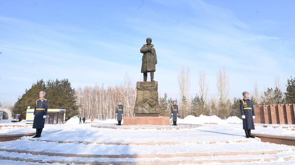 В Астане сотрудники российского посольства возложили цветы к памятнику Героя Советского Союза Панфилова - Sputnik Казахстан