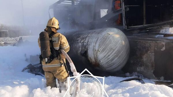 Пожарные вынесли из пожара 66 газовых баллонов - Sputnik Казахстан