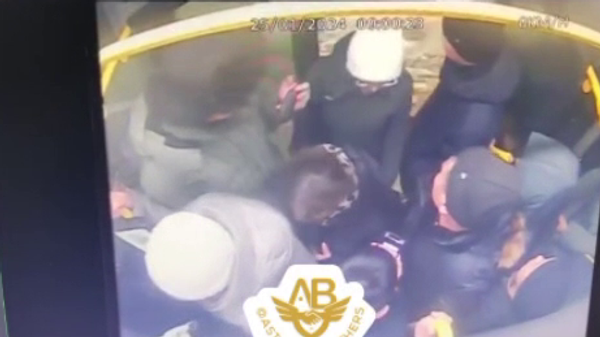 Женщина выпала из автобуса - Sputnik Казахстан