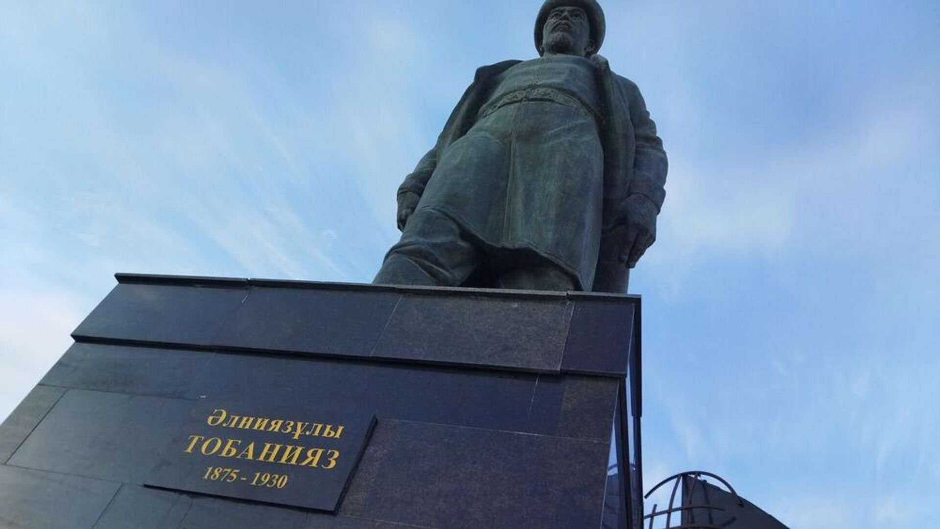 Памятник за 65 млн тенге разрушается в Актау - Sputnik Казахстан, 1920, 25.02.2024