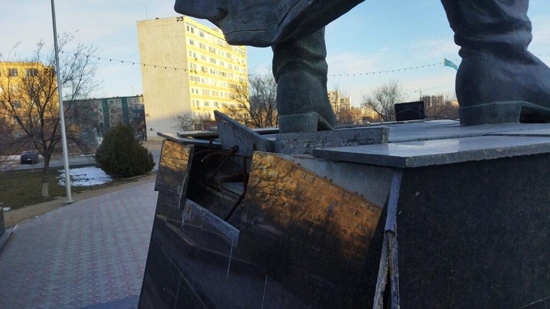 Памятник за 65 млн тенге разрушается в Актау - Sputnik Казахстан, 1920, 25.02.2024