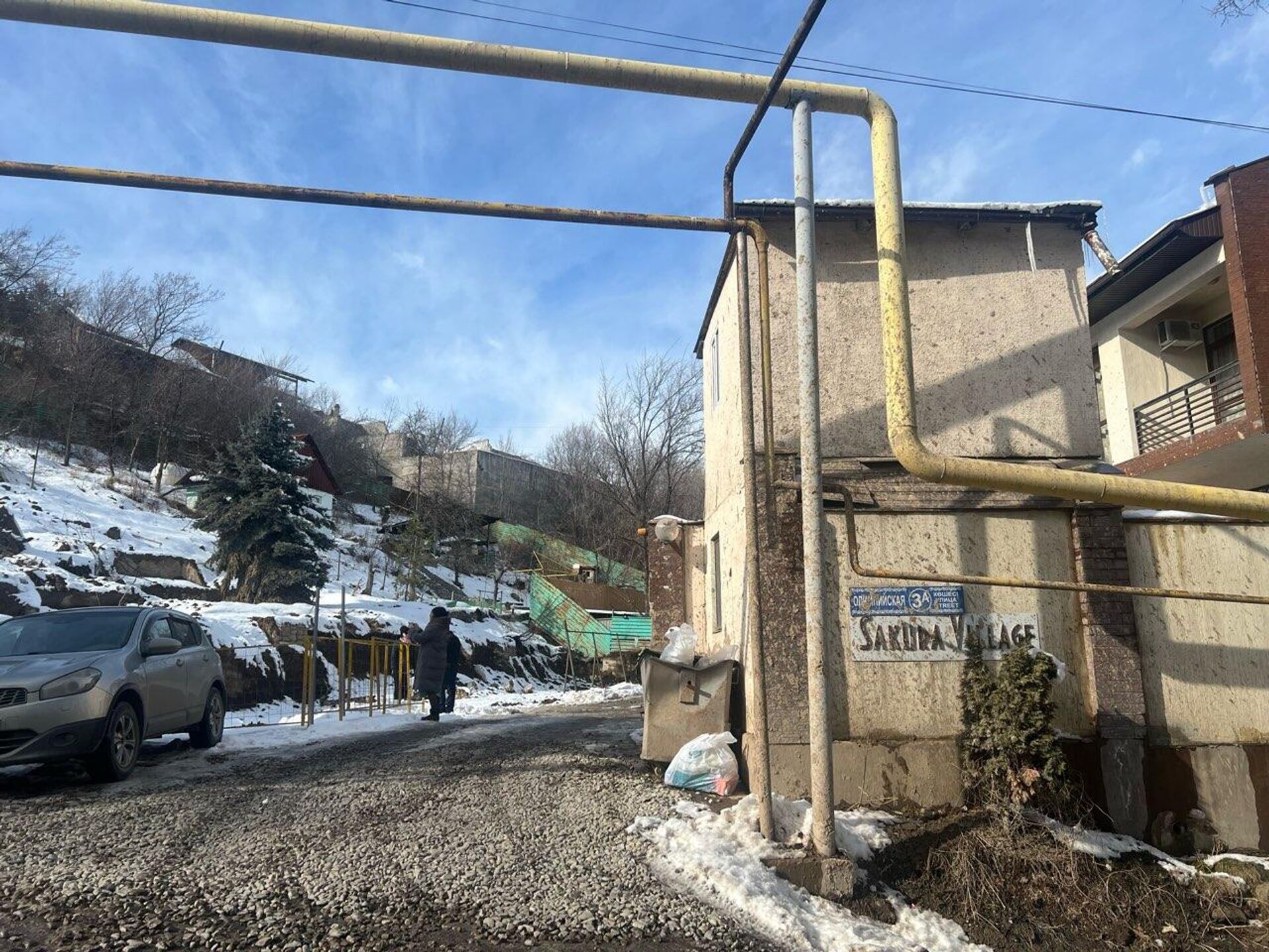Здание Sakura Village было заблокировано и полностью залито грязевым слоем из-за схода оползня - Sputnik Казахстан, 1920, 26.02.2024