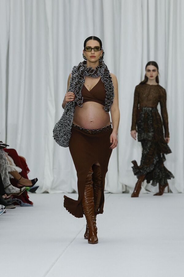 Модели представляют одежду бренда Ester Manas на Неделе моды в Париже. - Sputnik Казахстан
