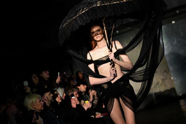 Модель представляет одежду бренда Weinsanto на Неделе моды в Париже. - Sputnik Казахстан
