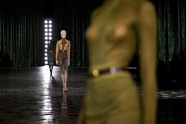 Модели представляют одежду бренда Saint Laurent на Неделе моды в Париже. - Sputnik Казахстан