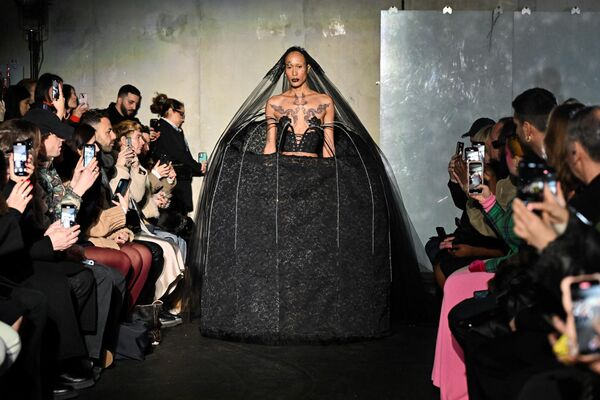 Модель представляет одежду бренда Weinsanto на Неделе моды в Париже. - Sputnik Казахстан