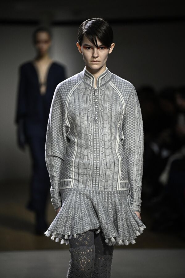 Модель представляет одежду дизайнера Mame Kurogouchi на Неделе моды в Париже. - Sputnik Казахстан
