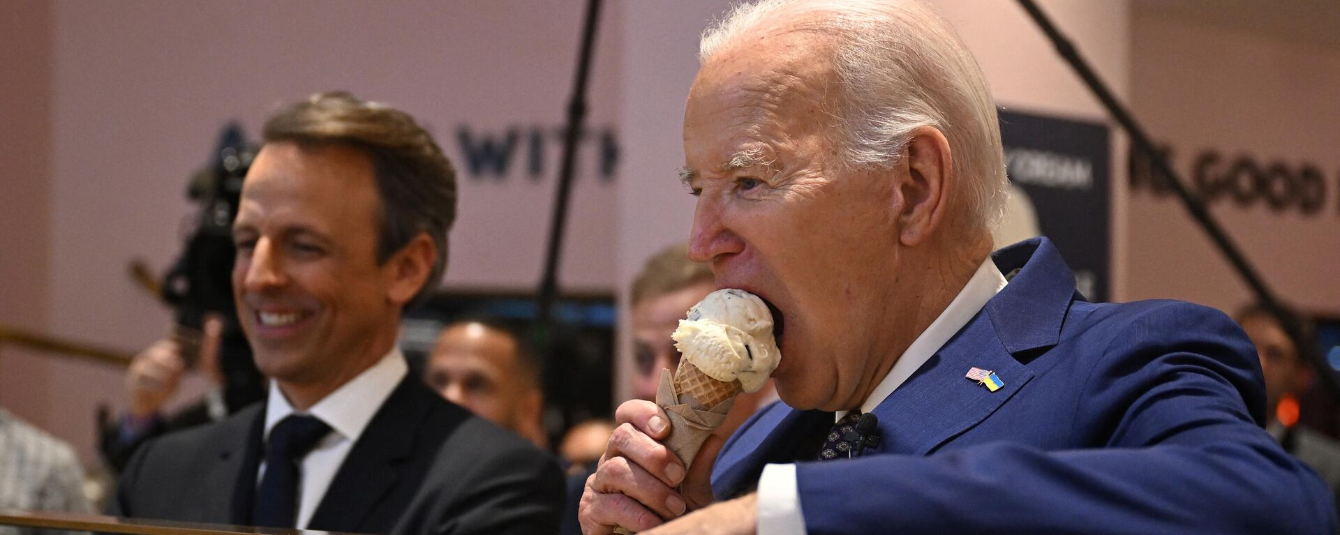 Президент США Джо Байден (справа) в сопровождении ведущего Сета Мейерса (слева) ест рожок мороженого в Нью-Йорке, США - Sputnik Казахстан, 1920, 17.04.2024