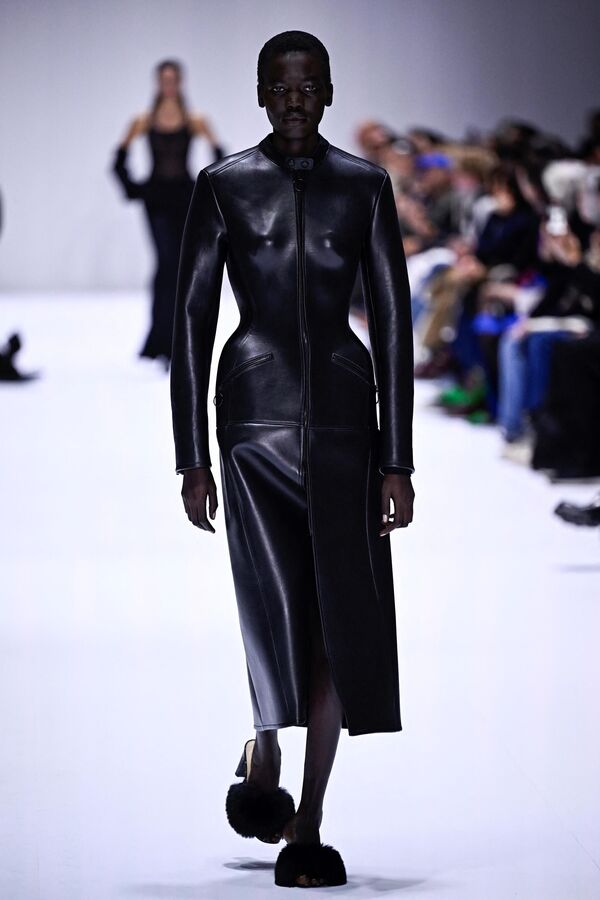 Модель представляет творение Acne Studios для коллекции женской готовой одежды осень-зима 2024/2025 в рамках Парижской недели моды. - Sputnik Казахстан