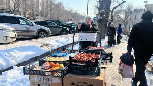 Те, кто отказался переехать на новый базар, теперь торгует с тележками - Sputnik Казахстан
