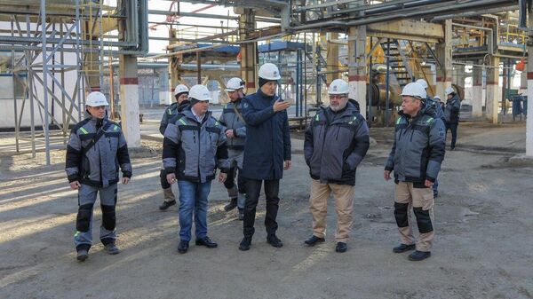 Магзум Мирзагалиев посетил заводы КазМунайГаза в Атырау  - Sputnik Казахстан