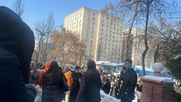 Алматыда жер сілкінді, адамдар сыртқа эвакуцияланып жатыр - Sputnik Казахстан