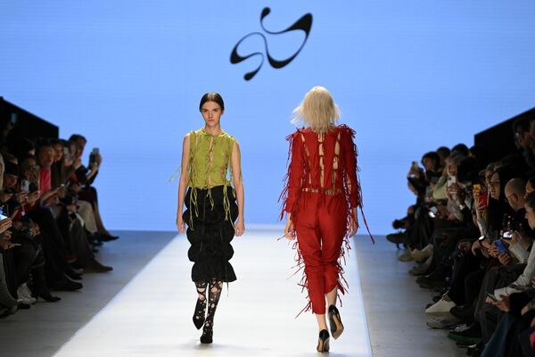 Модели демонстрируют одежду из коллекции бренда AO brand (Бразилия) в рамках Московской недели моды - Sputnik Казахстан