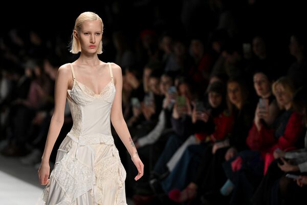 Модель демонстрирует одежду из коллекции бренда AO brand (Бразилия) в рамках Московской недели моды - Sputnik Казахстан