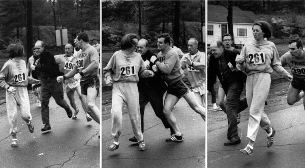 Бегунья Катрин Швитцер.20-летняя американская студентка стала первой женщиной, которая пробежал старейший в мире городской забег — Бостонский марафон. Это случилось 19 апреля 1967 года. Несмотря на то, что пункта о половой принадлежности бегунов в правилах марафона не было, считалось, что участвовать в нем могут только мужчины. Между тем Катрин Швитцер удалось зарегистрироваться. Она указала свое имя в виде инициалов в заявке и организаторы приняли его за мужское. Спустя несколько минут после старта организаторы заметили ошибку и попытались снять спортсменку с дистанции. Но ей все же удалось пробежать весь марафон - от старта до финиша!  - Sputnik Казахстан