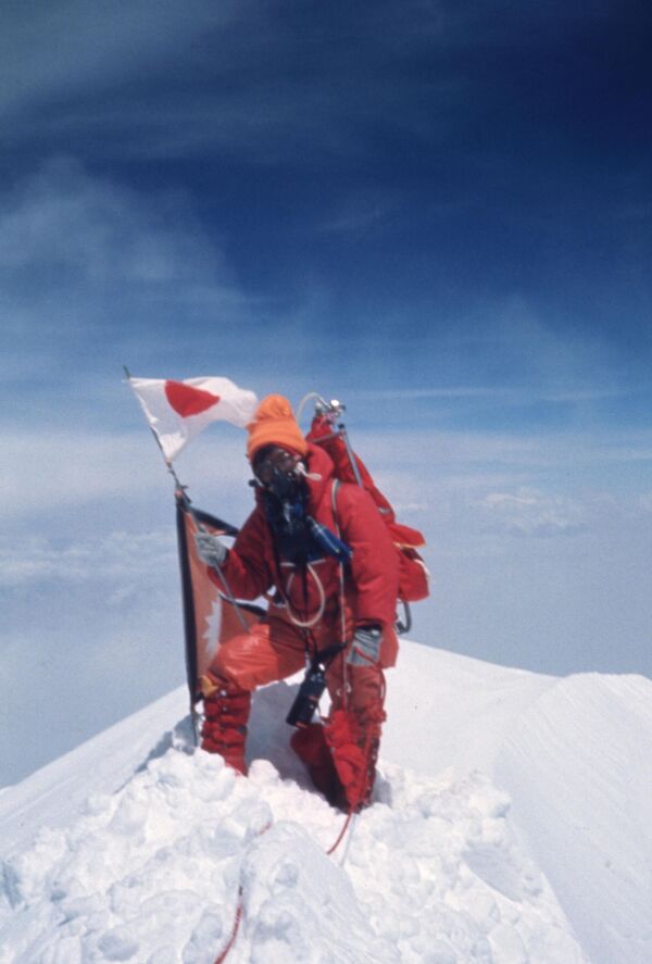 Японская альпинистка Дзюнко Табэи.Это первая женщина, которая покорила Эверест и другие главные и самые сложные вершины мира. Кроме величайшей Джомолунгмы, в их числе восьмитысячники Аннапурна и Шишабангма, и еще 70 высочайших горных вершин.Дзюнко Табэи объединила под своим началом и других любительниц восхождений, разрушив тем самым стереотипы о роли женщины в японском обществе. - Sputnik Казахстан
