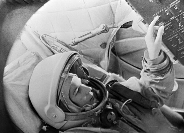 Летчик-космонавт Валентина Терешкова. Она стала первой в мире женщиной, которая побывала в космосе. Ее первый полет был довольно сложным и продлился почти трое суток. &quot;Восток-6&quot;, сделав 48 оборотов вокруг Земли, 19 июня совершил посадку в Алтайском крае. При этом Валентина Терешкова до сих пор остаётся единственной женщиной, слетавшей в космос в одиночку!  - Sputnik Казахстан