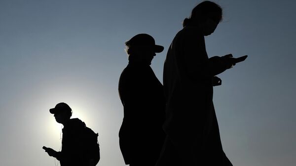Люди с телефонами  - Sputnik Казахстан
