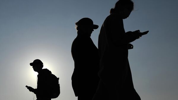 Люди с телефонами  - Sputnik Казахстан