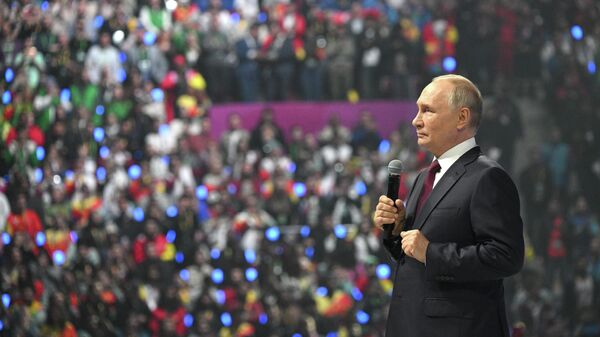 Президент РФ В. Путин посетил Всемирный фестиваль молодежи - Sputnik Казахстан