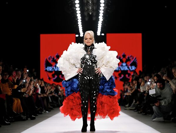 Певица Лариса Долина демонстрирует одежду из коллекции MD MAKHMUDOV DJEMAL в рамках Московской недели моды в Центральном выставочном зале Манеж. - Sputnik Казахстан