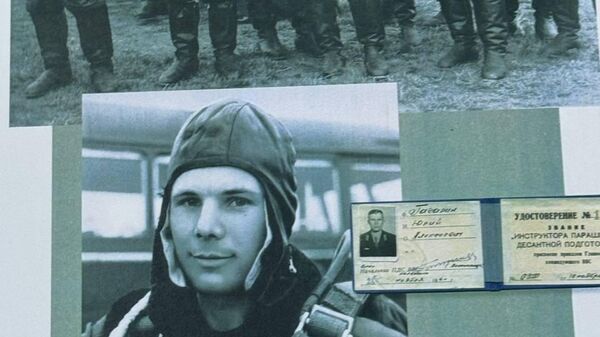 Юрий Гагарин - фото с выставки, посвященной юбилею - Sputnik Казахстан