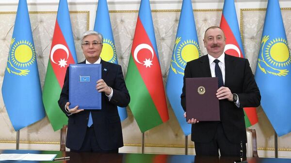 Касым-Жомарт Токаев и Ильхам Алиев после церемонии подписания документов - Sputnik Казахстан