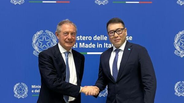 Арман Шаккалиев встретился с министром по делам предпринимательства и продукции Сделано в Италии Адольфо Урсо - Sputnik Казахстан
